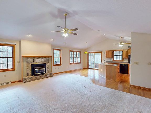 3rd image of 102 Spinnaker Ct