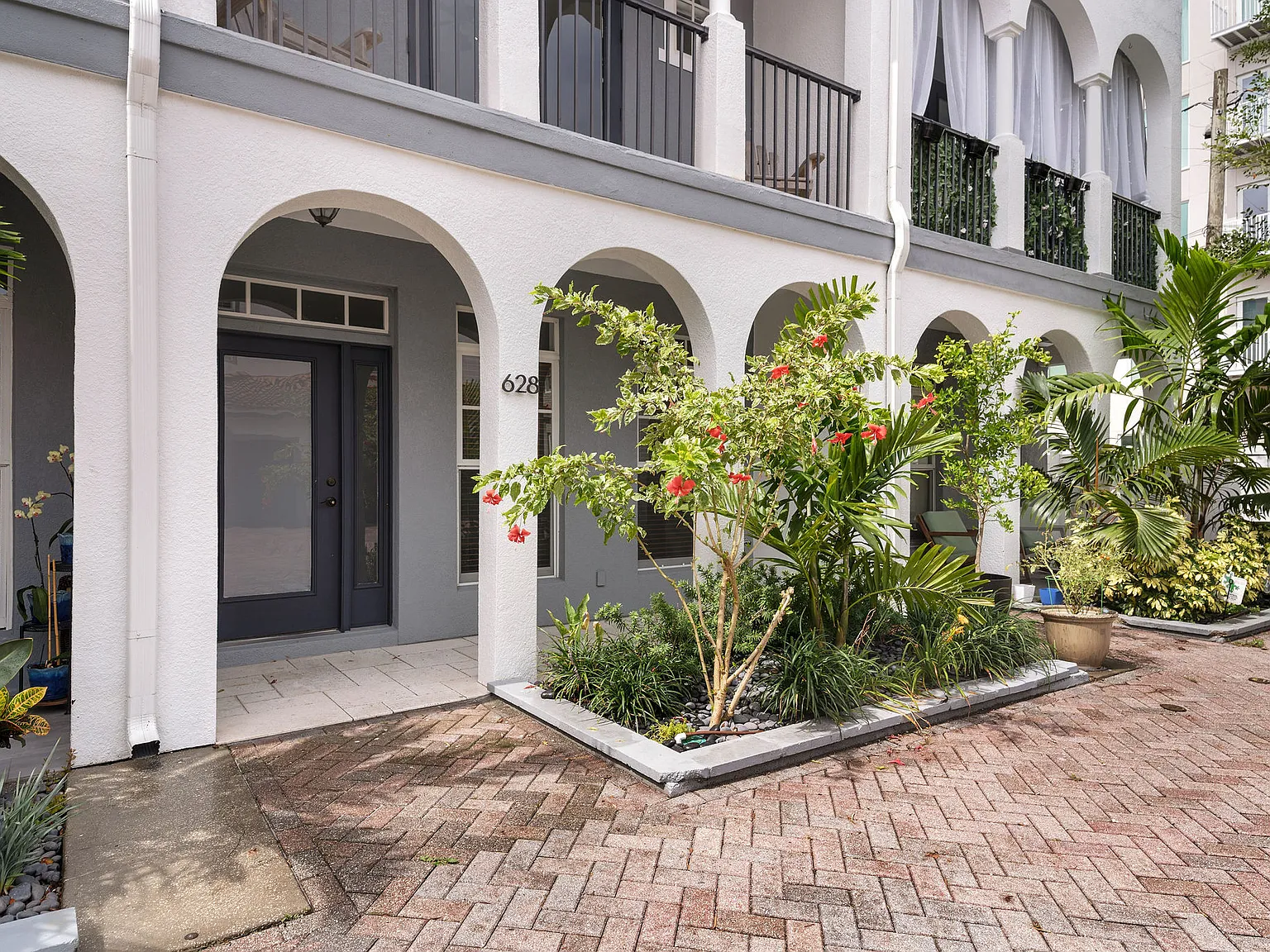 Downtown Townhome w/ garage — Photo 1
