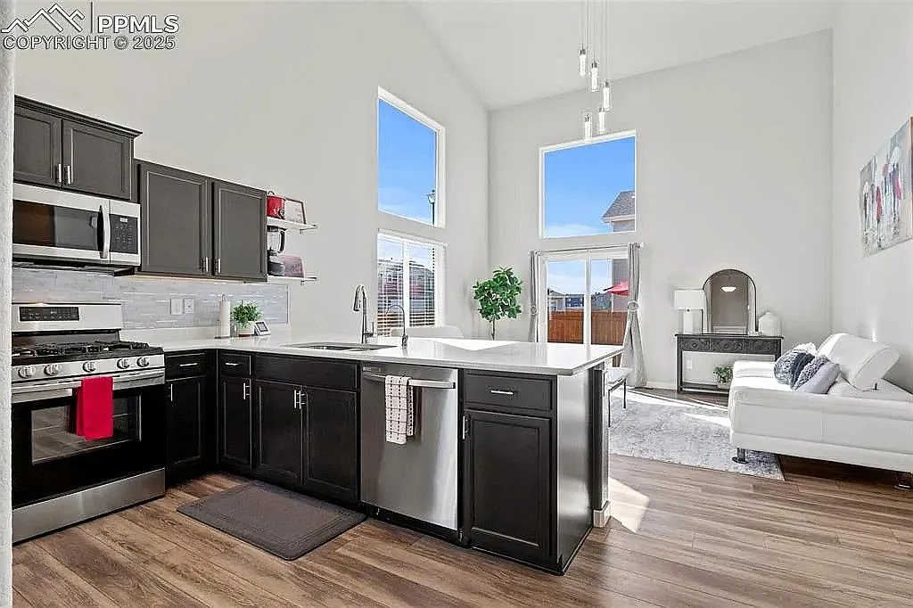Bright 3BR Corner-Lot Home in Lorson Ranch | RO Water + Softener + Office Nook — Photo 2