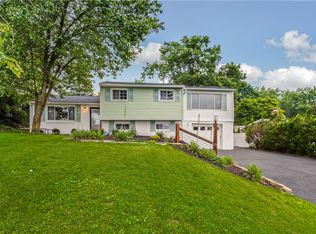 220 Aberdeen Dr, Oakdale, PA 15071