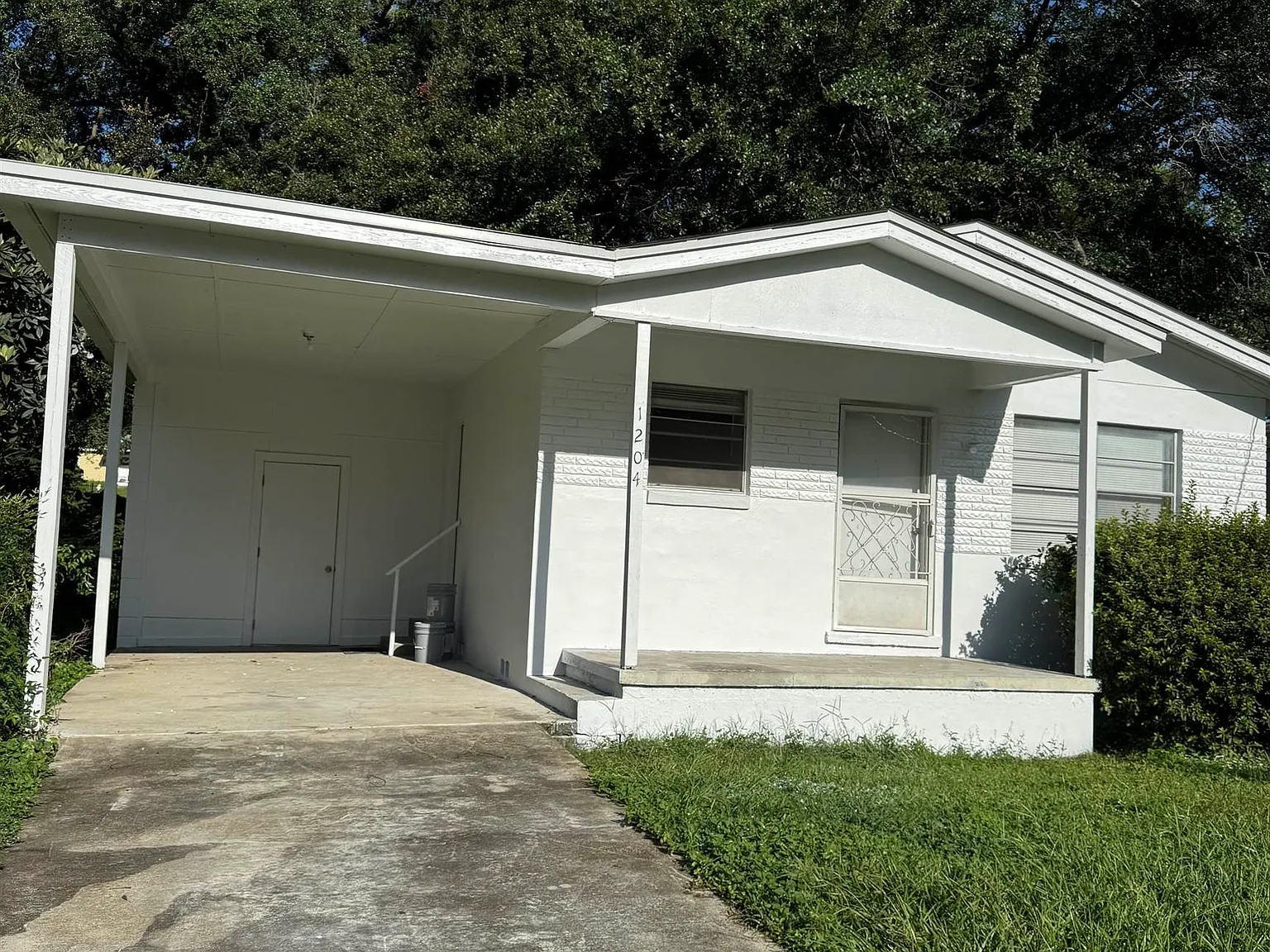 3 bed, 864 sqft, $1,300 — Photo 2
