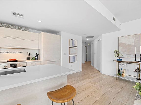 5th image of 45 SW 9th St APT 1403