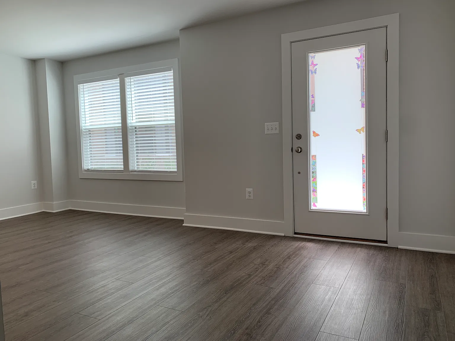 3 bed, 1976 sqft, $2,720 — Photo 4