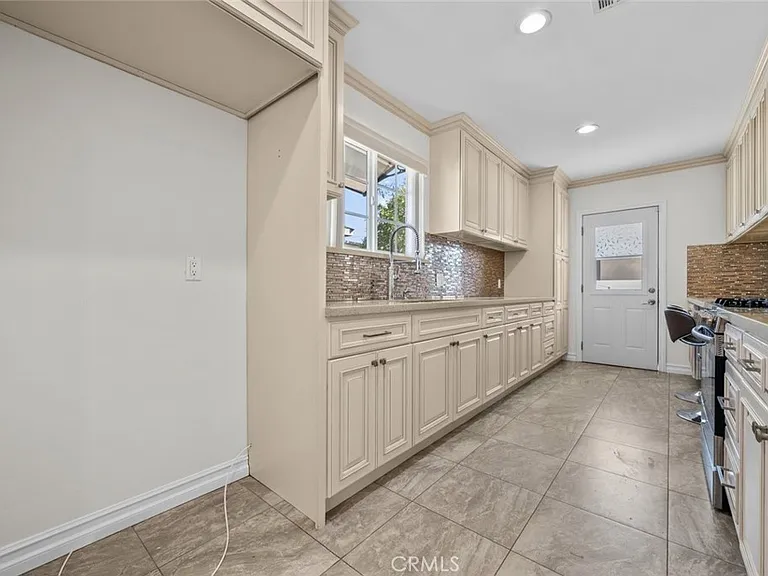 11252 Saticoy St — Photo 6
