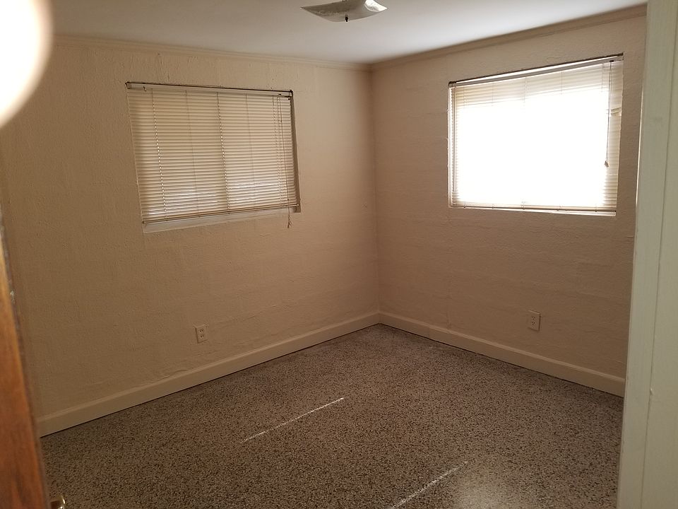 Corner Room. No Closet
