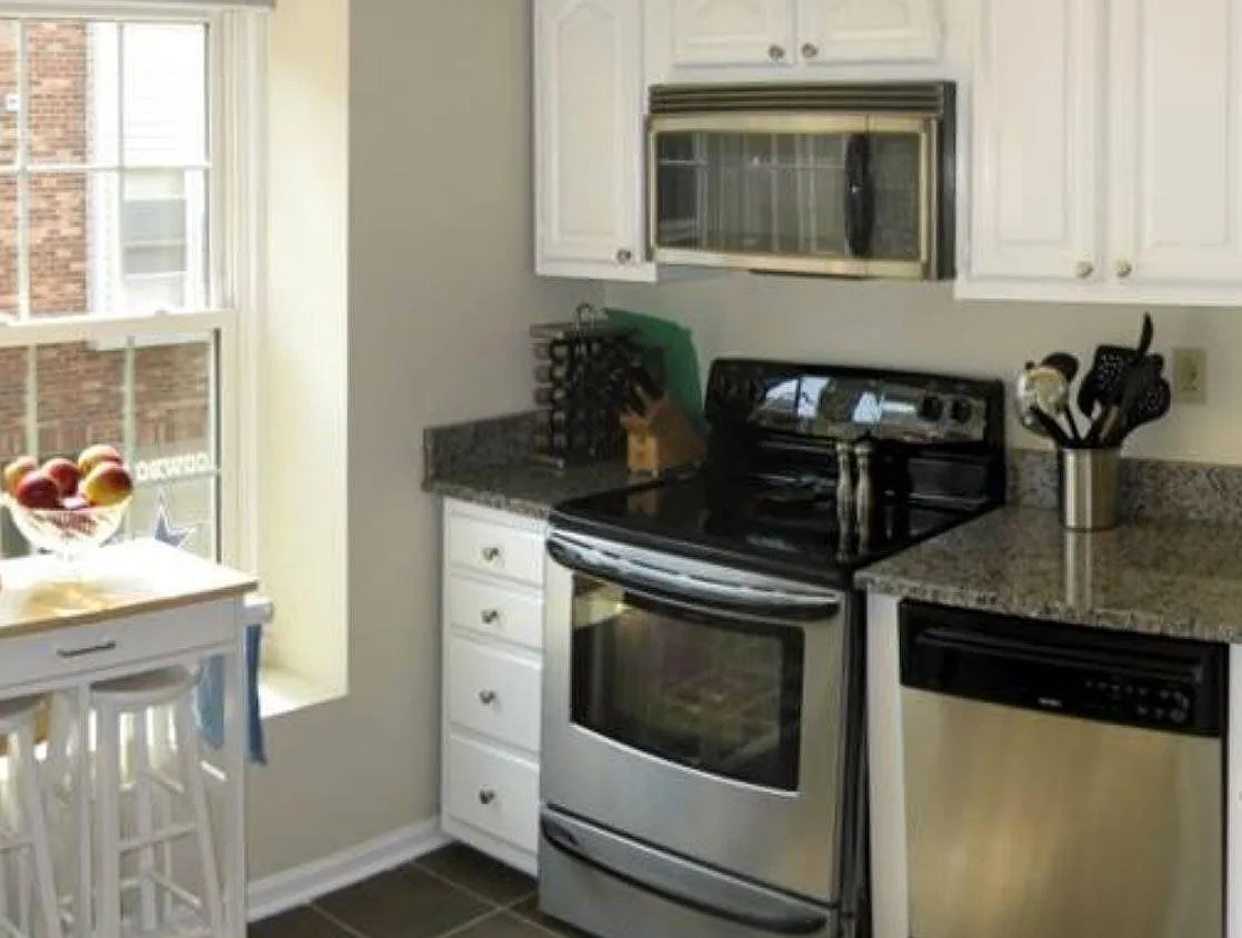3 bed, 3.5 bath, 2150 sqft, $3,600 — Photo 3