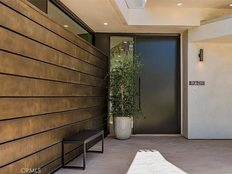 9018 Dorrington Ave — Photo 5