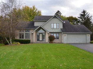 11 Corral Dr, Penfield, NY 14526