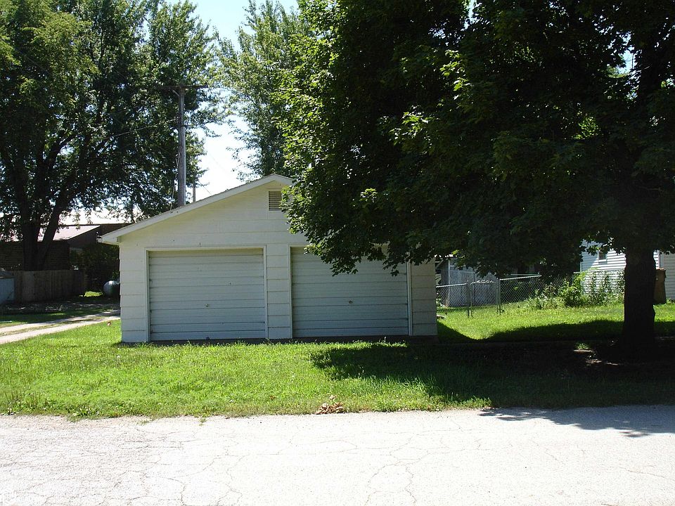 2nd image of 210 Oak St