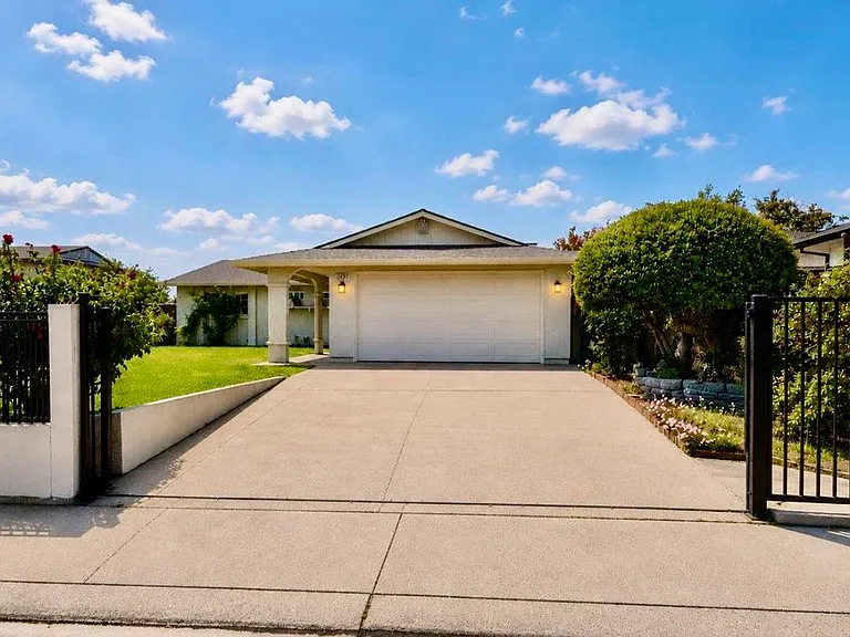 4073 Farmer Way — Photo 1