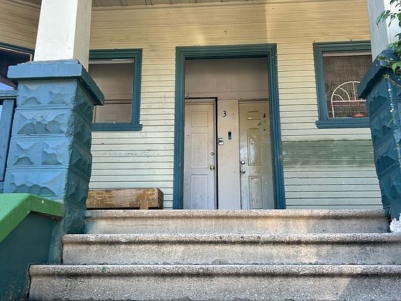 2nd image of 423 13th St APT 1