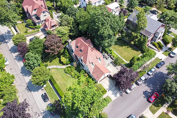 Sold by E Realty International Corp | media 34