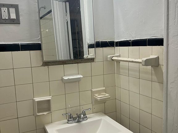 3rd image of 709 Chalfonte Pl #2