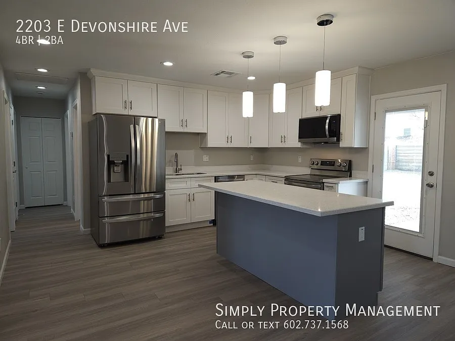 Building Photo - 2203 E Devonshire Ave