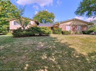 2666 Peterboro Rd, West Bloomfield, MI 48323