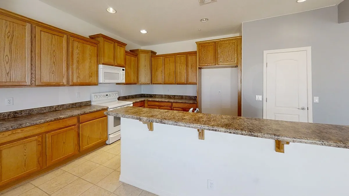 4 bed, 2.5 bath, 3030 sqft, $2,600 — Photo 4