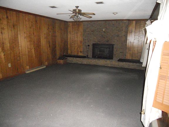 Family rm w/ fireplace