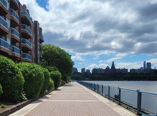 307 Rutledge Ct, Edgewater, NJ 07020