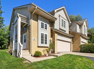 18 E Walnut St, Roselle, IL 60172