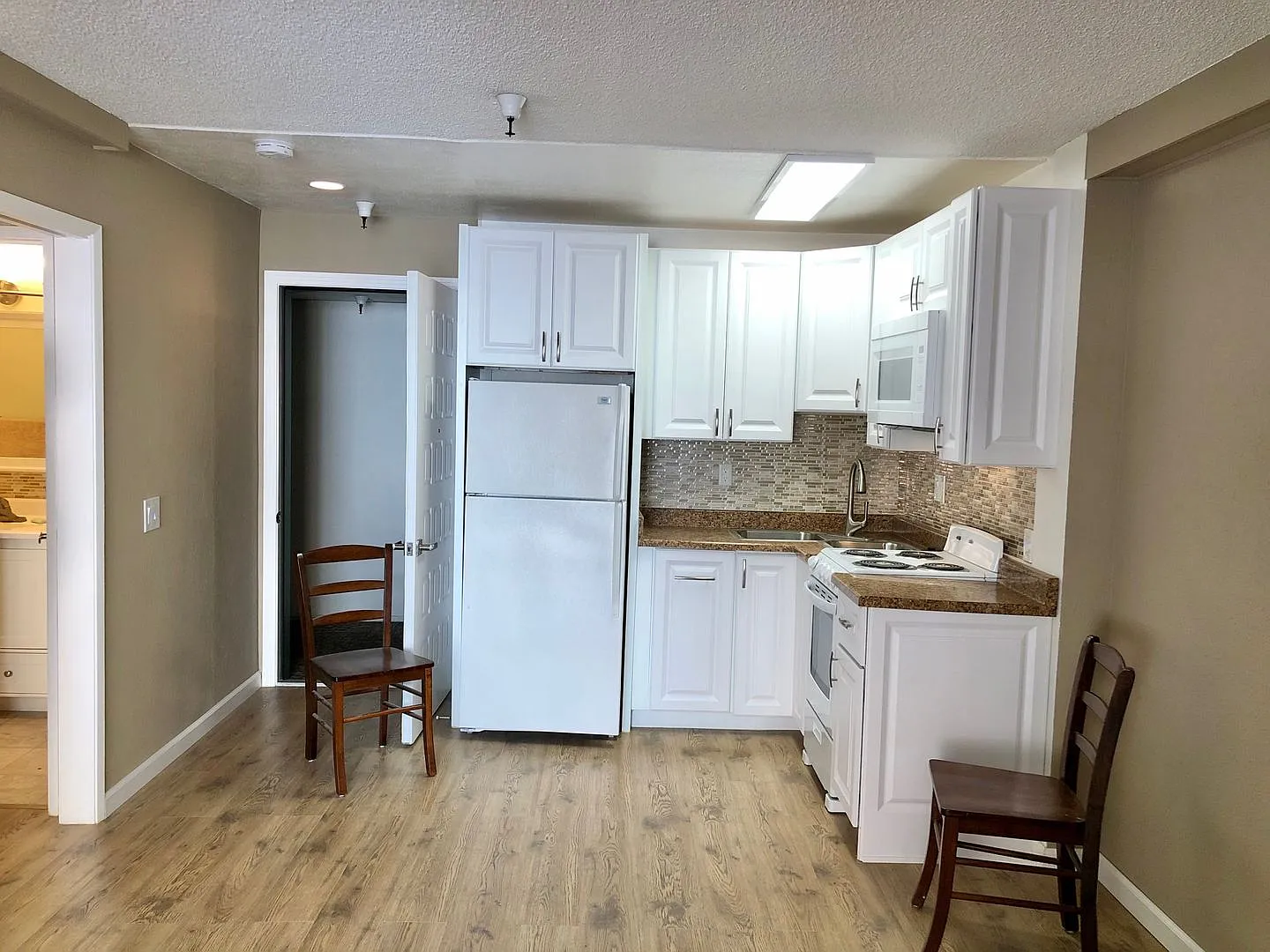 Beautiful 1 Bedroom, SENIOR home (55+) $1,520 /MO — Photo 4