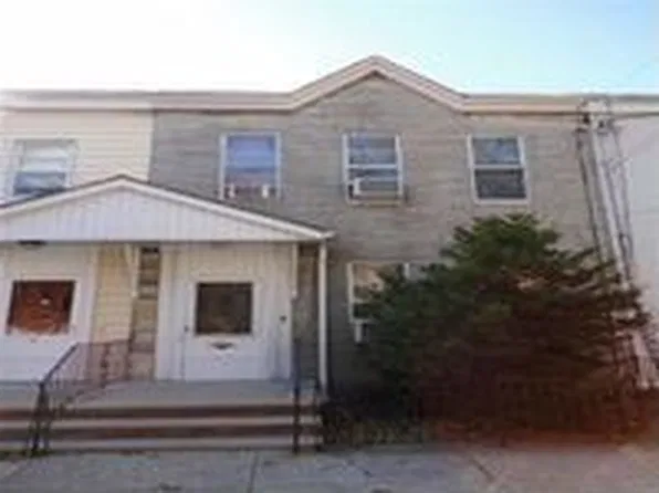 6934 75th St, Middle Village, NY 11379