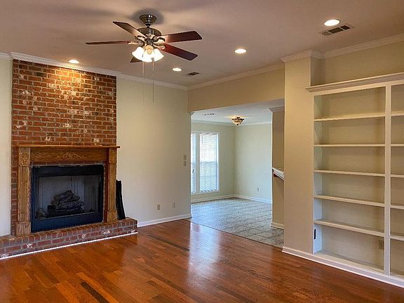 3rd image of 572 Lake Manor Dr
