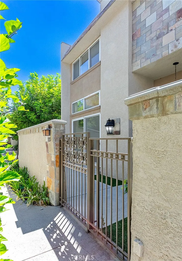 3 bed, 2.5 bath, 1558 sqft, $4,000 — Photo 2