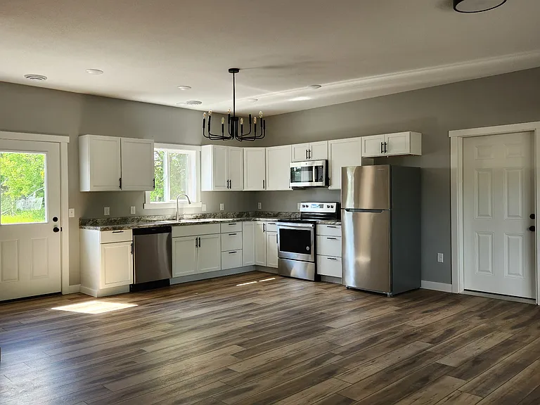 1007 7th St SE — Photo 2