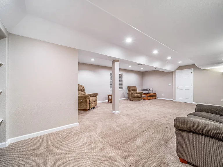 6793 Blackhawk Ct — Photo 38