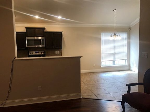 5th image of 810 Dimaggio Dr