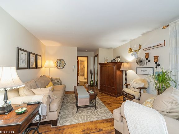2nd image of 6533 N Northwest Hwy APT 3C