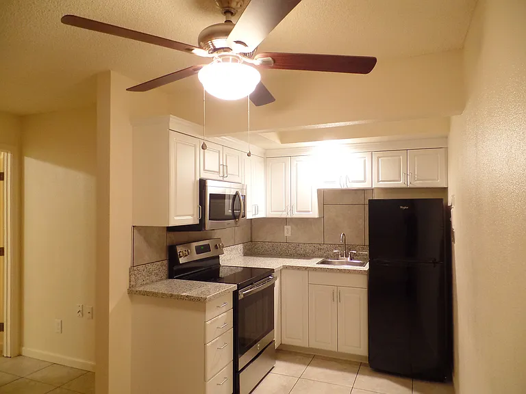 17 NE 5th St #4 — Photo 8