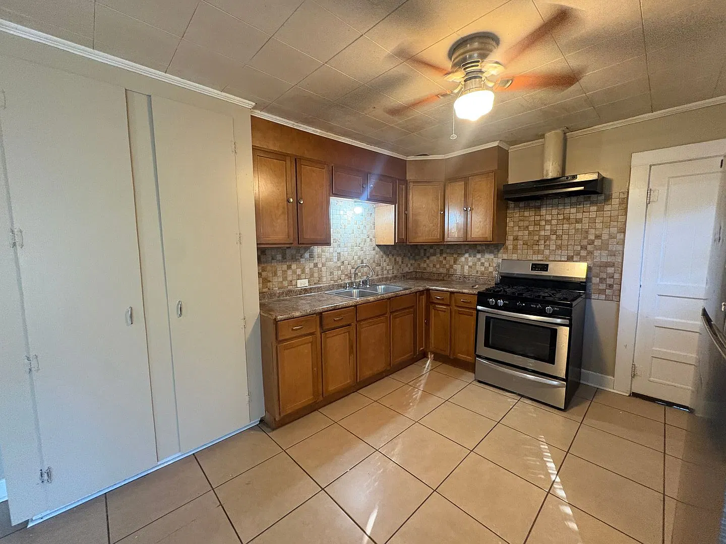3 Bedroom, 1 Bath Home Available Now — Photo 2