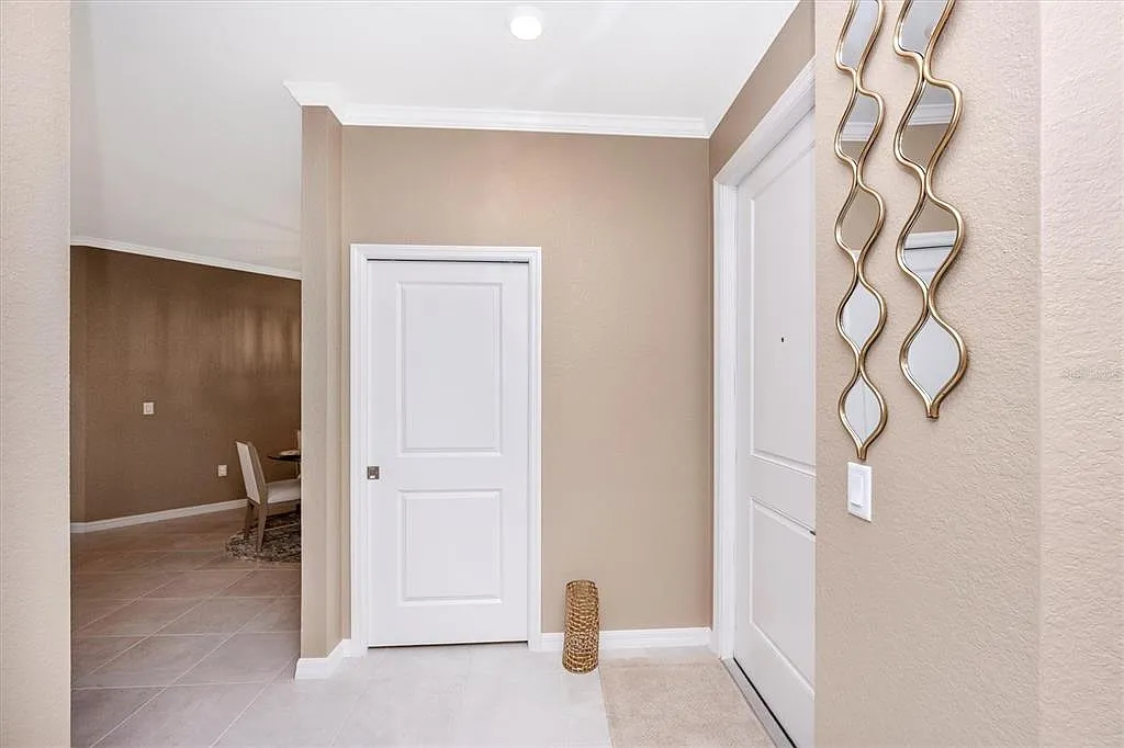 3 bed, 2.0 bath, 1301 sqft, $4,000 — Photo 4