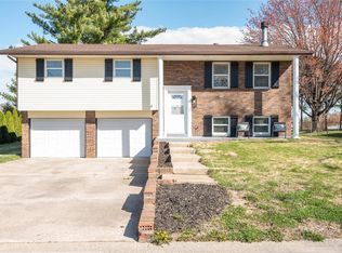 606 Bauer Ln, Maryville, IL