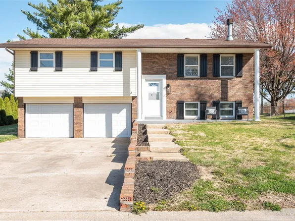 606 Bauer Ln, Maryville, IL 62062