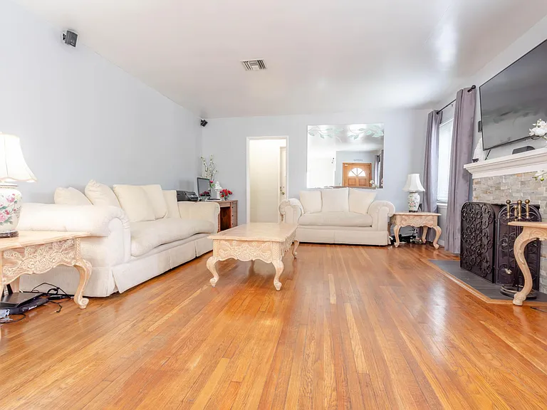 6240 Cahuenga Blvd — Photo 12