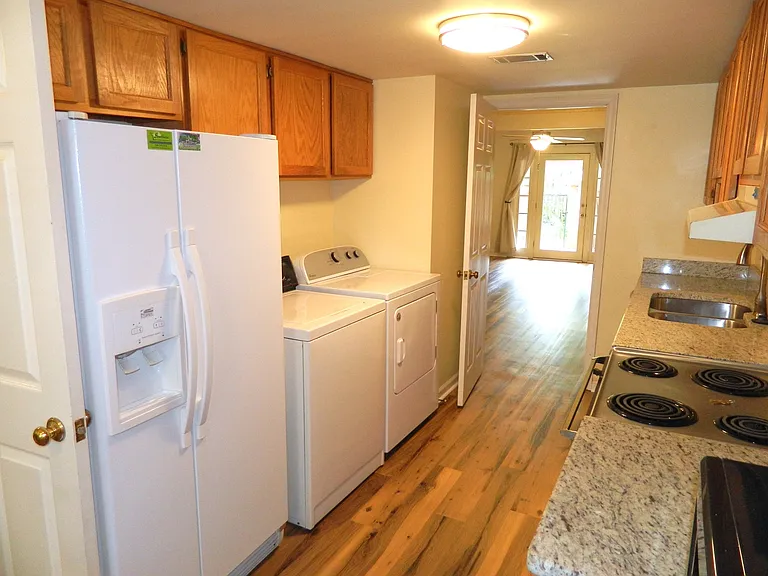 407 Folkstone Cir — Photo 15