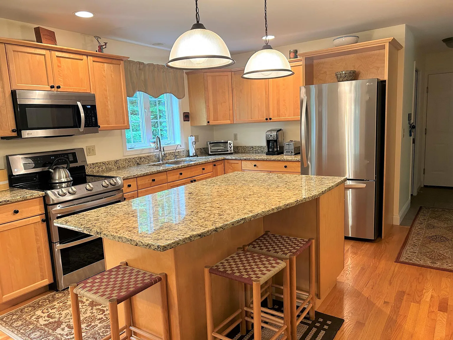 3 bed, 2.5 bath, 1764 sqft, $4,250 — Photo 2
