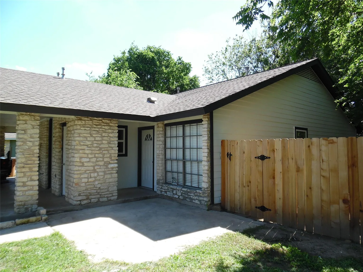 2 bed, 1.0 bath, 1643 sqft, $1,349 — Photo 2