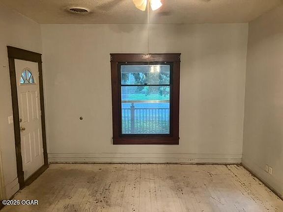 3rd image of 113 W Hickory St