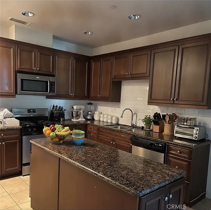 3 bed, 2.5 bath, 1444 sqft, $3,650 — Photo 2