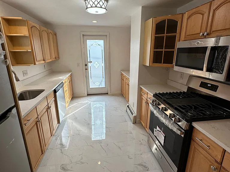 275 Gold St — Photo 3
