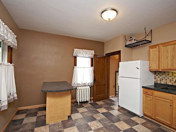 4th image of 220 6th Ave S