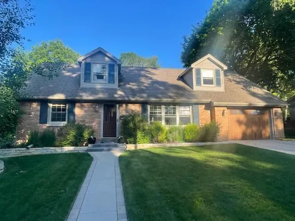 W57N741 Hawthorne AVENUE, Cedarburg, WI 53012