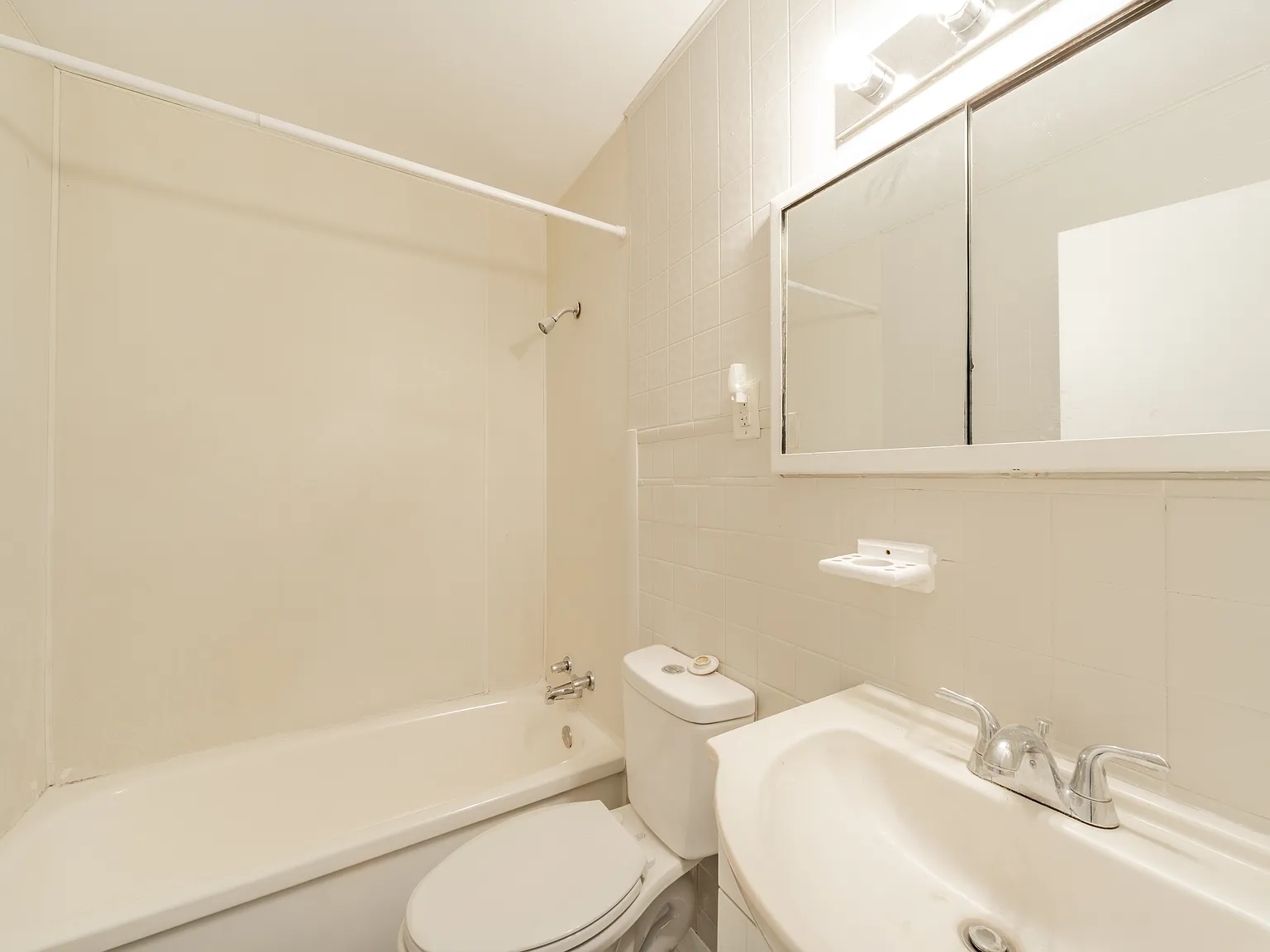 1 bed, 608 sqft, $900 — Photo 3