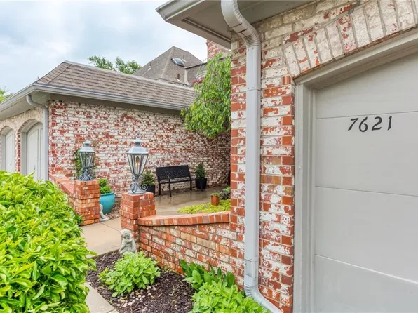 7621 W 102nd St, Overland Park, KS 66212