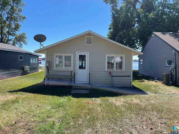 6135 Dakota Ave, Madison, SD 57042