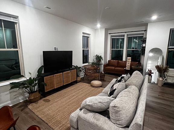 3rd image of 338 Simeon Dr
