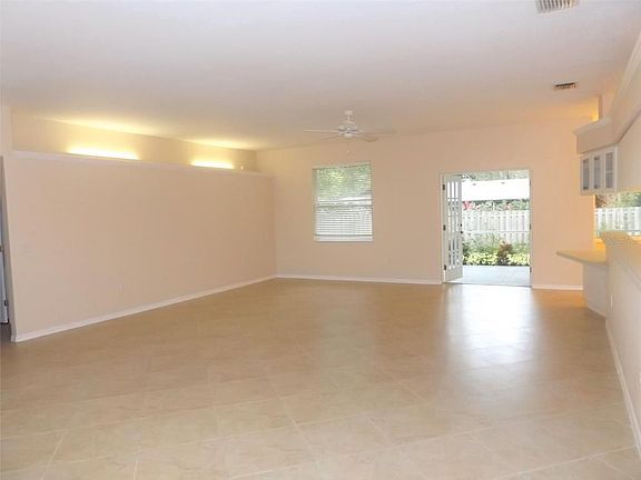 4th image of 2117 N Huntington Ave